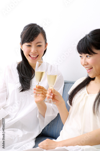 シャンパンを持つ女の子二人
