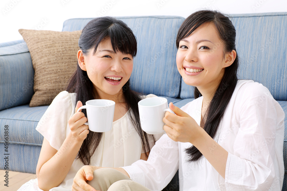 コーヒーカップを持つ女の子二人 Stock 写真 Adobe Stock