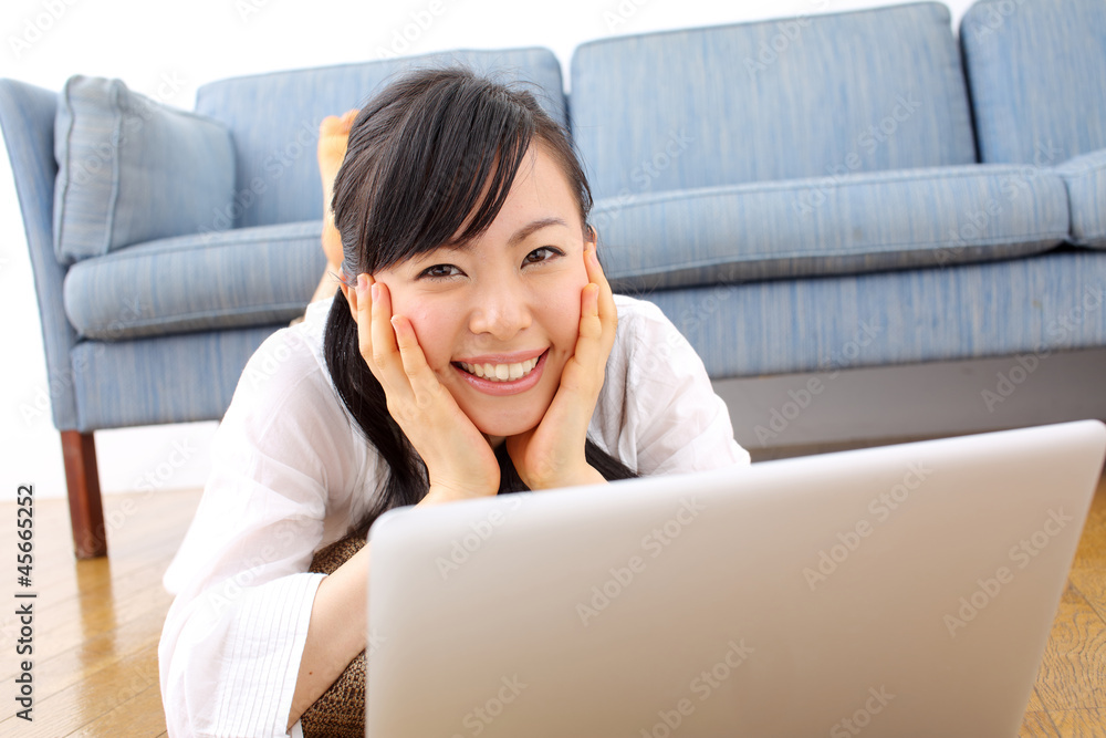 Naklejka premium ノートパソコンを使う女の子