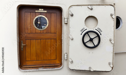 Ship's door with Porthole with round handle