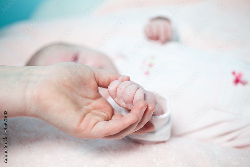 Mama hält Babys Hand Mama hält Babys Hand