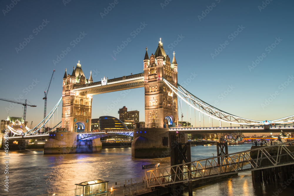 Obraz premium Beautiful colors of Tower Bridge at Dusk - London
