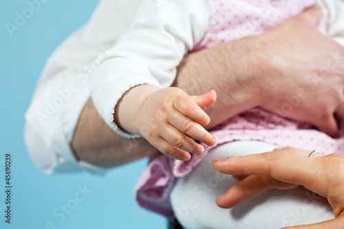 Babyhand greift Mamas Hand © kristall