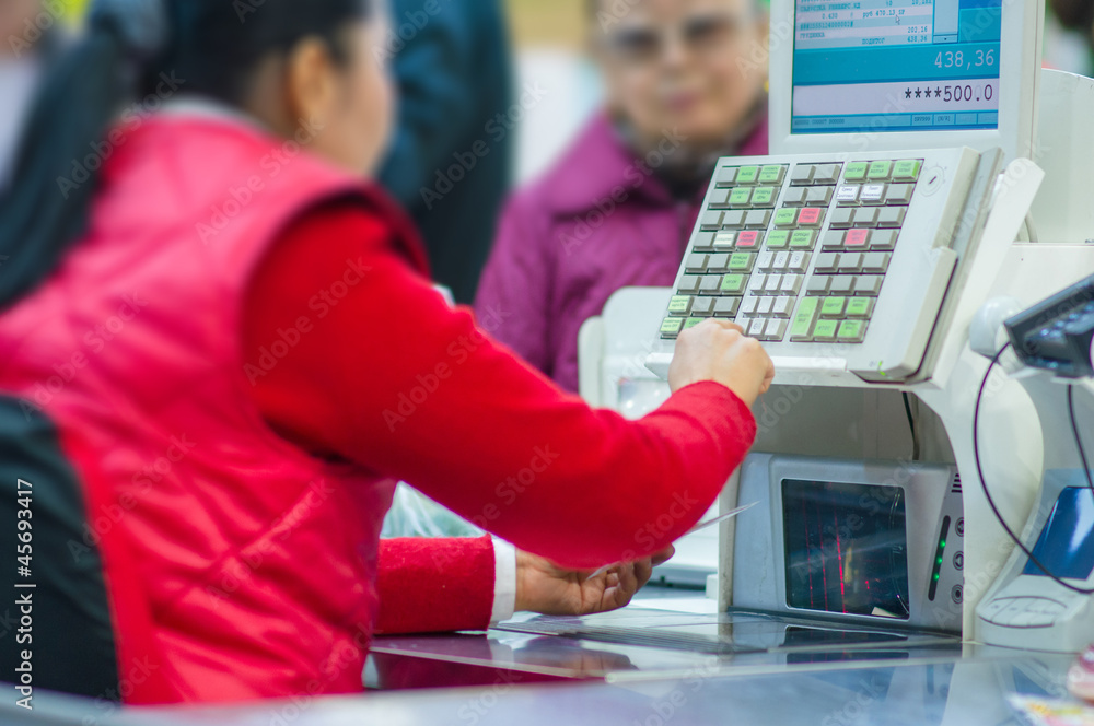 Foto de Cashdesk with cashier and terminal in supermarket. Serve