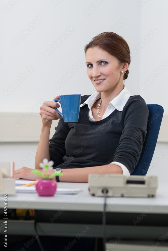 Frau macht eine Kaffeepause Frau macht eine Kaffeepause