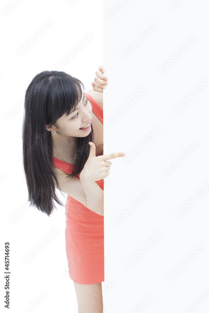 看板を指差す女性 看板を指差す女性