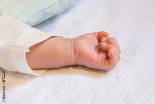 newborn baby hand photo