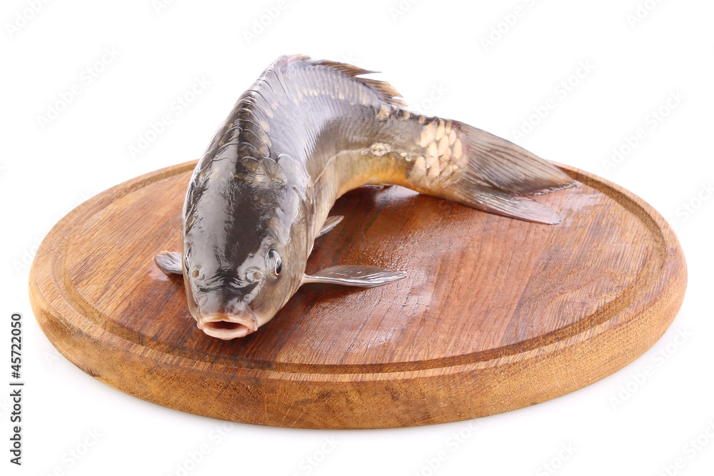 Obraz premium fresh fish (carp) on wooden board