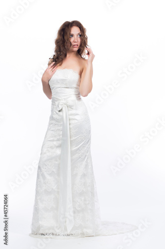 Молодая женщина в свадебном платье