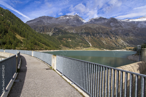 Staumauer am Neves Stausee in S  dtirol  Italien