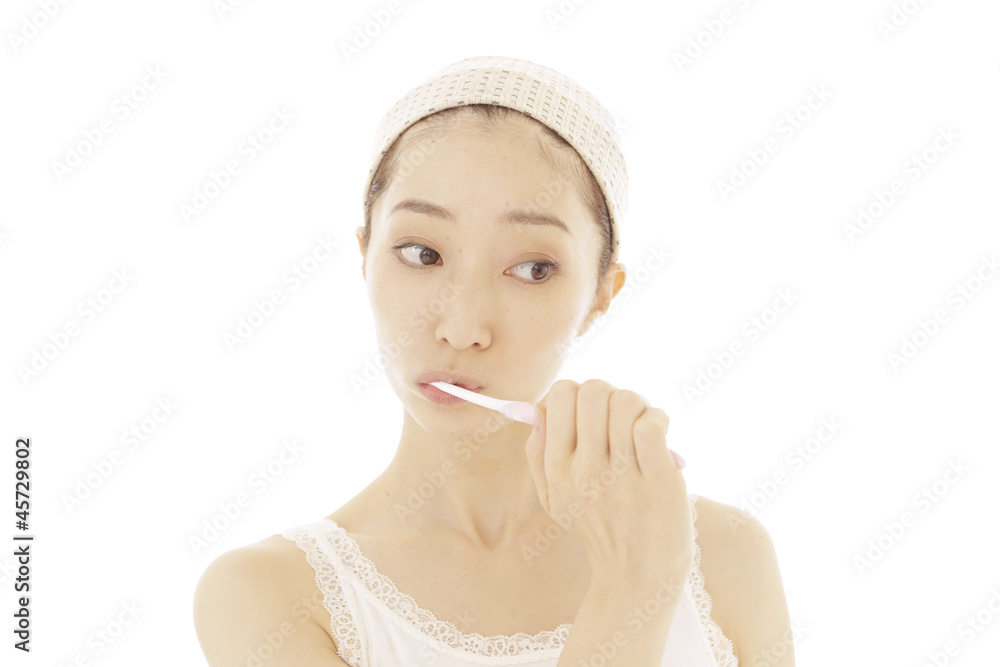 健康 歯磨きをする女性 健康 歯磨きをする女性