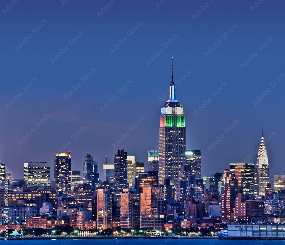 Manhattan et l'Empire State Building de nuit