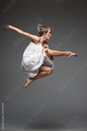 modern style dancing girl © photo-nuke