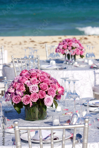 Vaso di rose su tavolo per matrimonio
