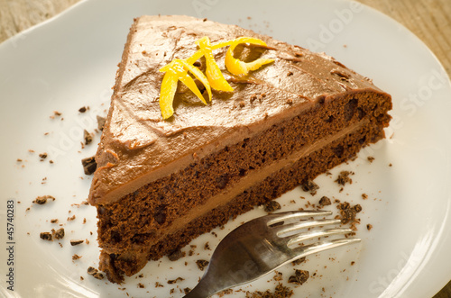 Fetta di torta farcita con crema al cacao photo