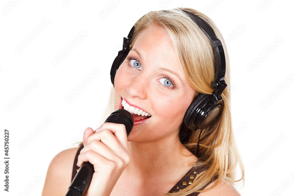 blonde frau singt ins mikrofon blonde frau singt ins mikrofon