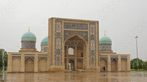 Taschkent im Regen - Baroqxon Medrese
