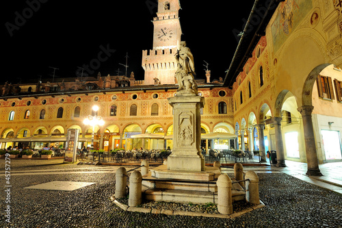 Vigevano, Italia - portici di Piazza Ducale photo