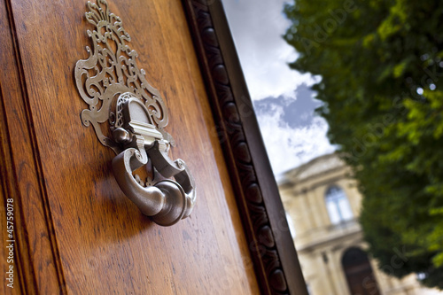 Heurtoir en bronze sur la porte d'un hôtel particulier en France
