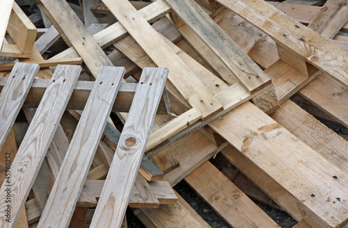 Fotografie pile of wooden pallets for transportation of material