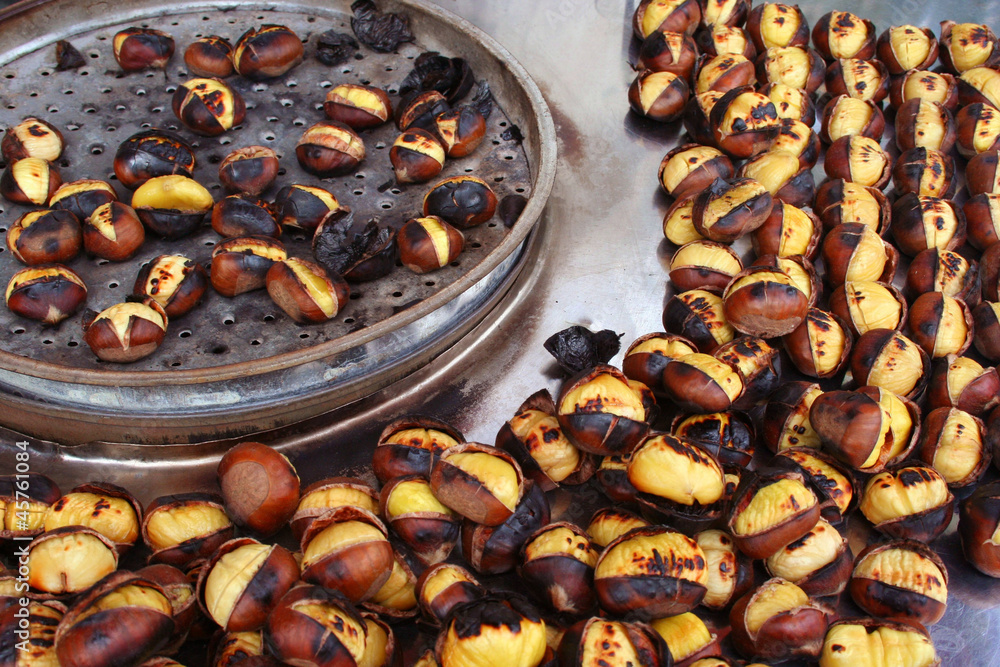 Fototapeta premium Delicious grilled chestnuts
