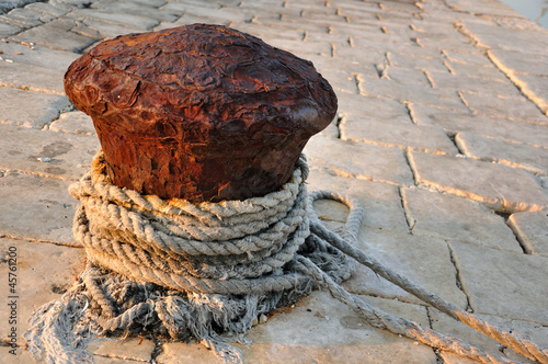 Poler - stary metalowy pachołek do cumowani łodzi