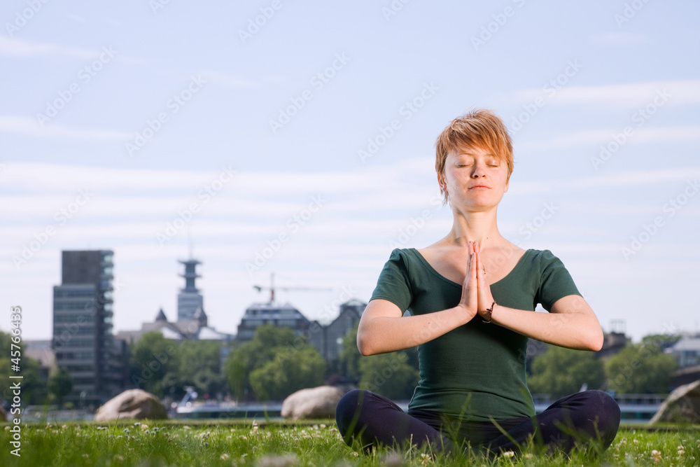 Yoga vor Stadthintergrund