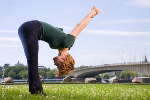 Yoga vor Stadthintergrund
