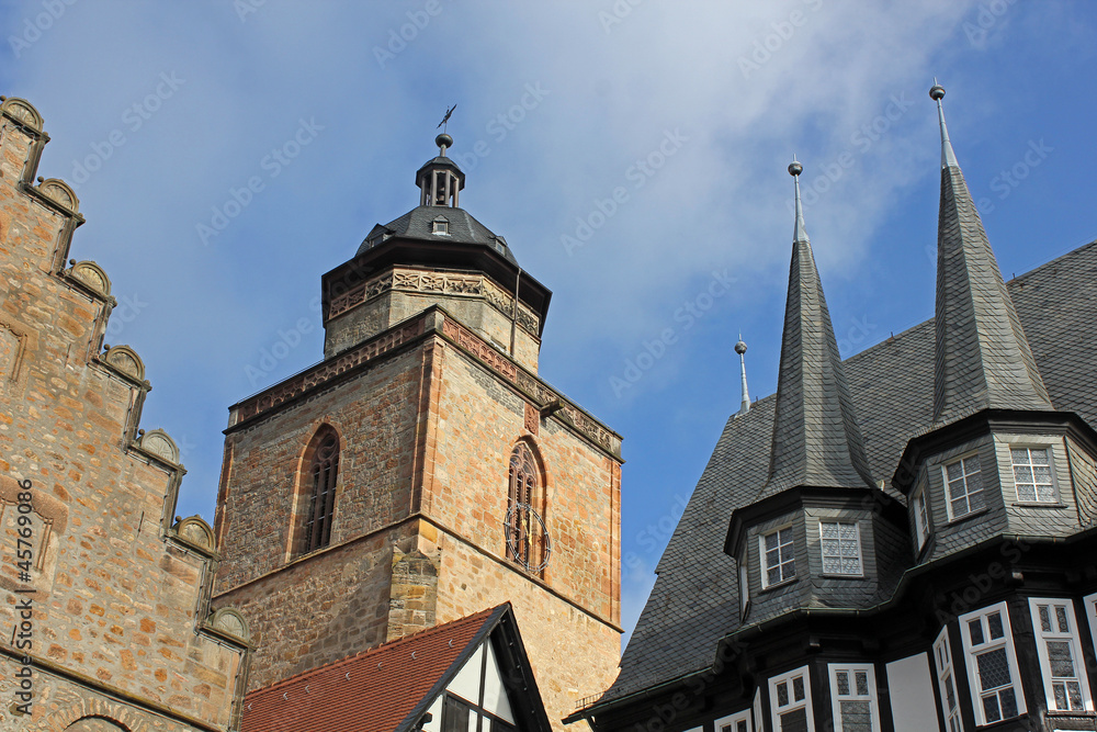 Alsfeld: Spitztürme des Rathauses und Kirchturm (Hessen)