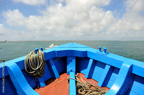 Proa de un barco de madera photo