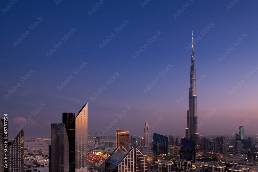 Obraz premium A skyline view of Downtown Dubai, showing the Burj Khalifa