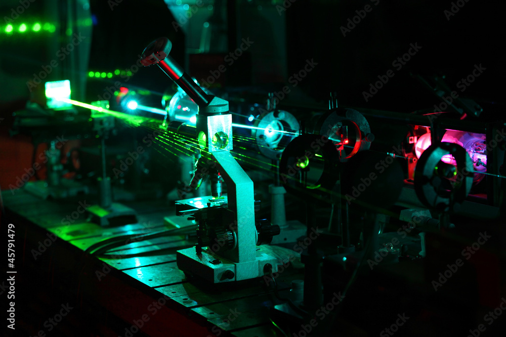 Movement of microparticles by beams of laser in dark lab