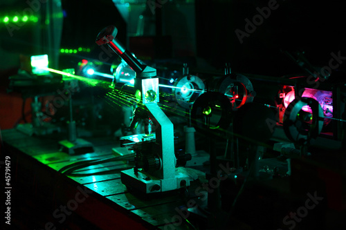 Movement of microparticles by beams of laser in dark lab