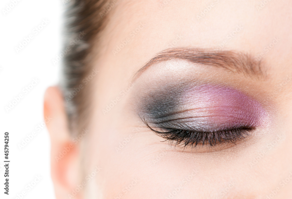 Naklejka premium Close up of woman's closed eye with makeup 