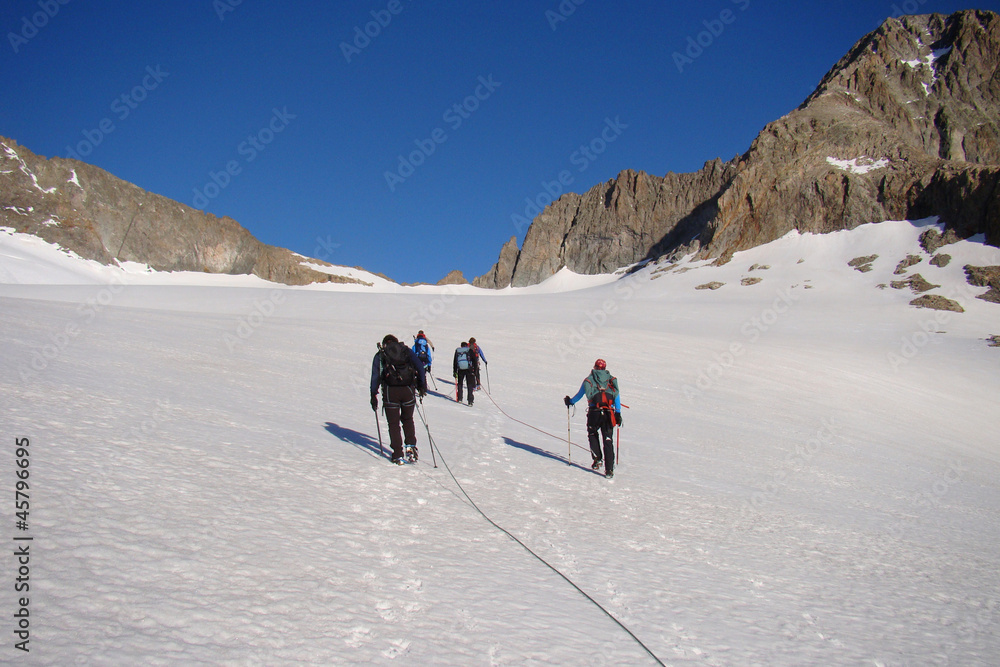 Alpinistes sur le glacier du Sélé (Hautes-Alpes)