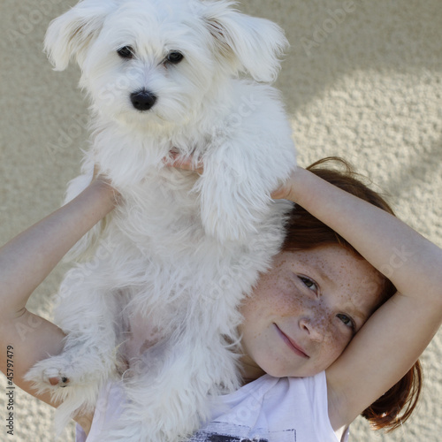 Jeune fille et son bichon maltais photo