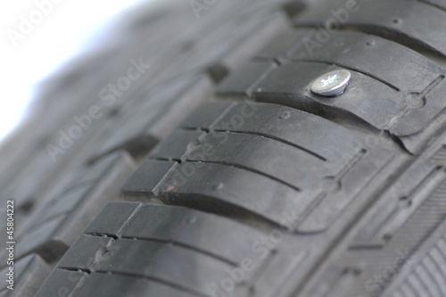 Autoreifen mit eingefahrener Schraube