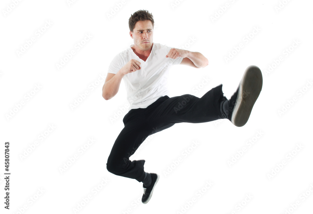 Homme envoyant un coup de pied Homme envoyant un coup de pied