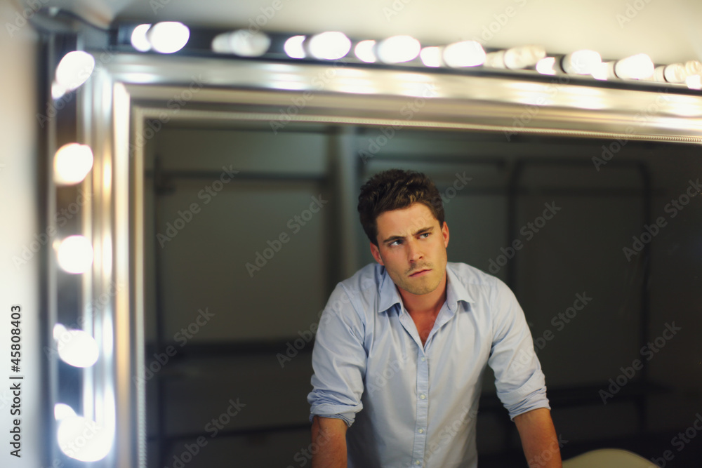 Homme en pleine reflexion devant le miroir Photos | Adobe Stock