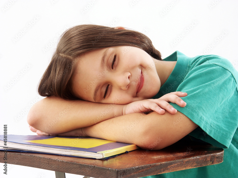 Niña de regreso a clases en una escuela,educación.