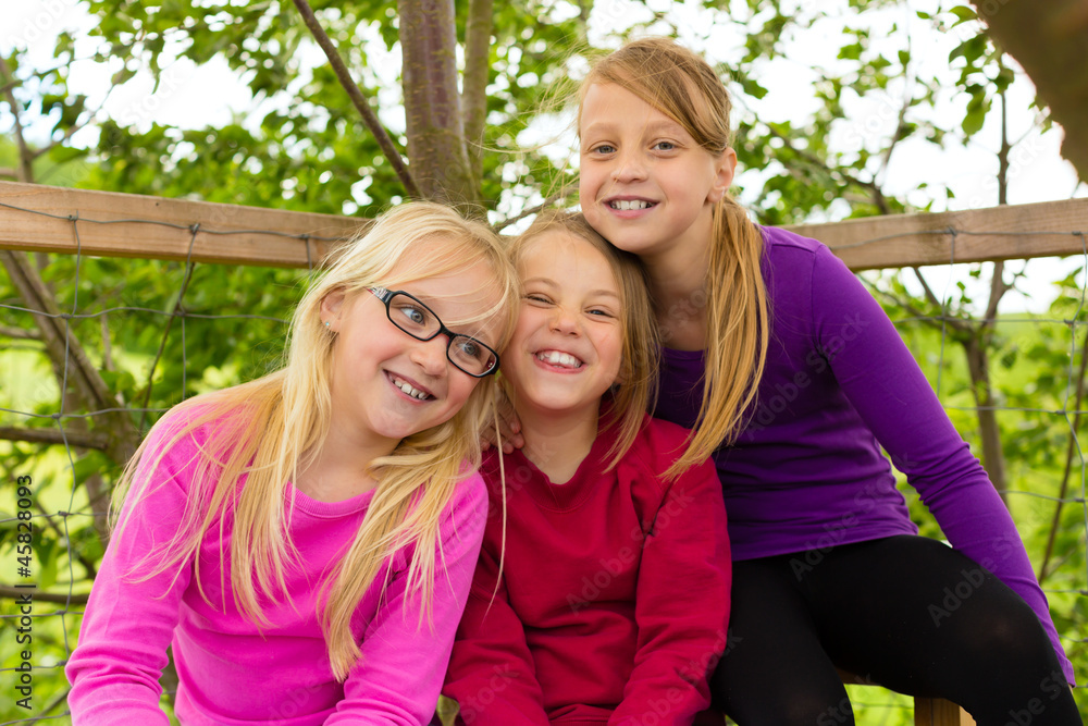 Glückliche Kinder im Garten und lachen Glückliche Kinder im Garten und lachen