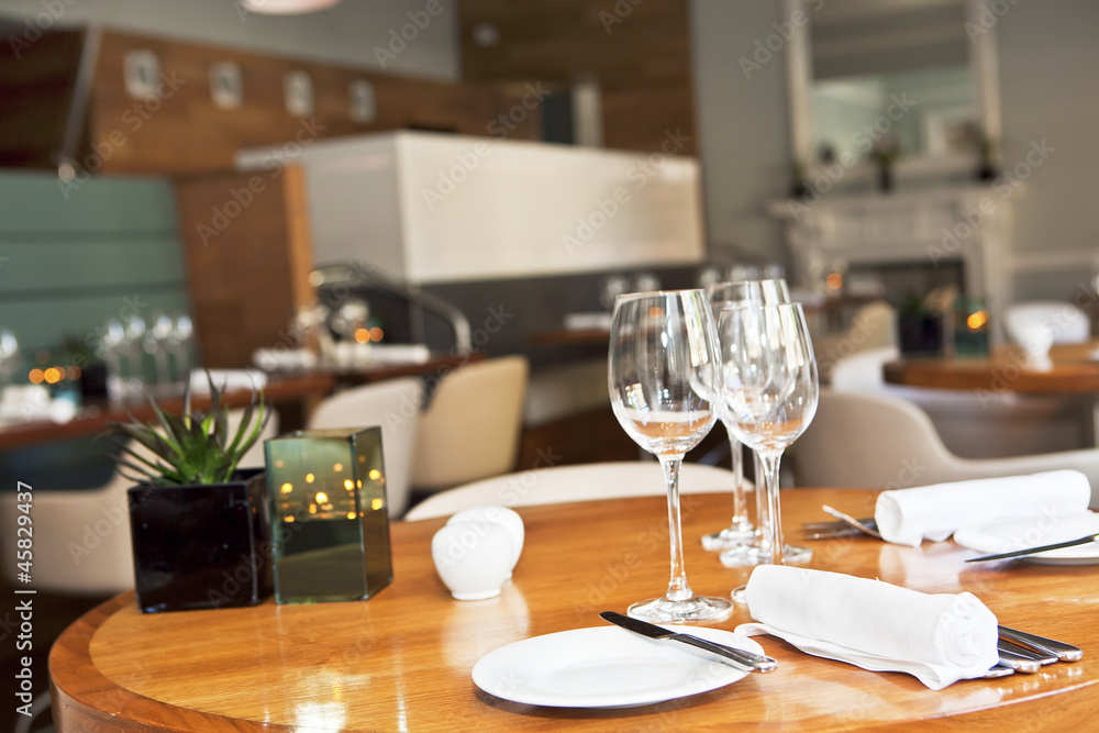Restaurant table setup Restaurant table setup