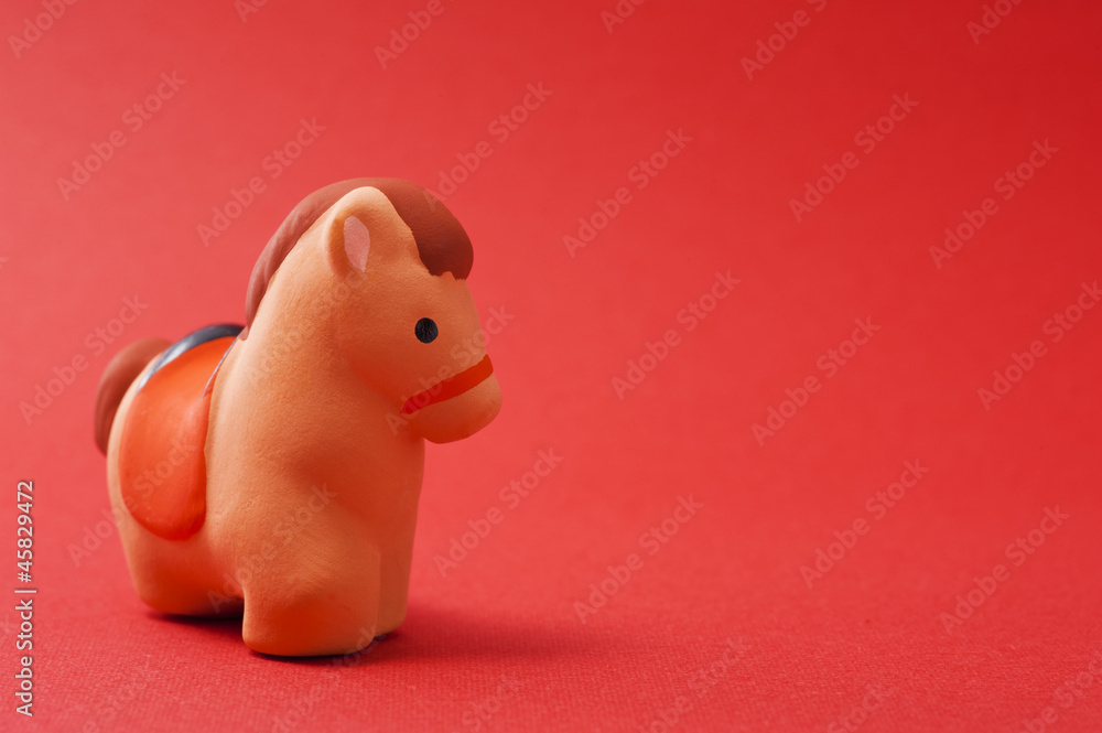 赤色の背景に馬の干支置物