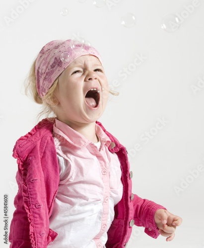 little child screeming photo