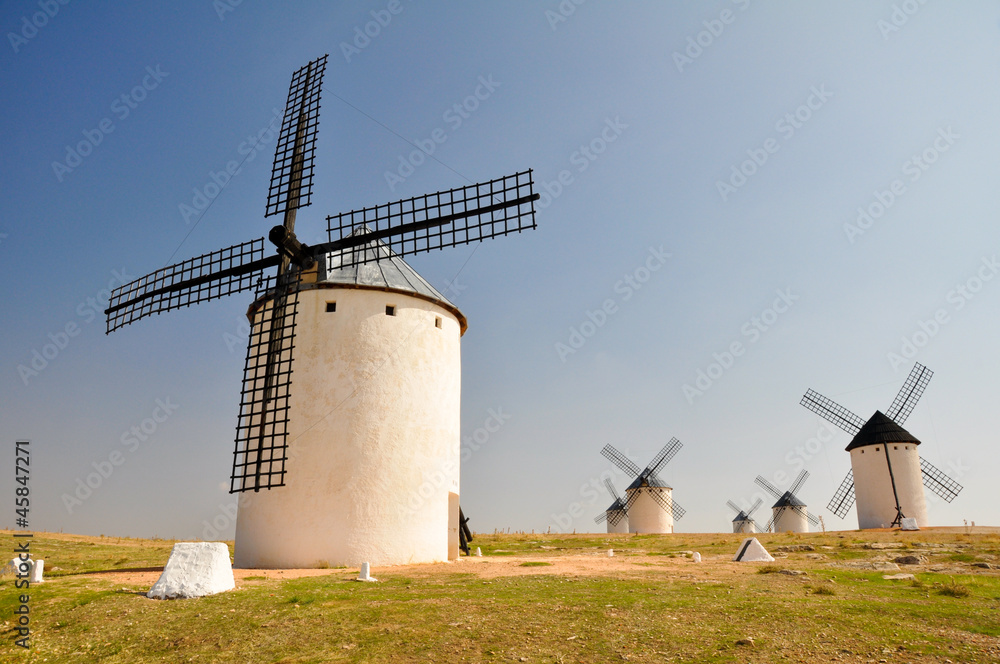 Molinos de viento en Campo de Criptana (España) Molinos de viento en Campo de Criptana (España)