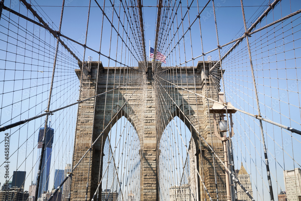 Fototapeta premium Most Brookliński z amerykańską flagą