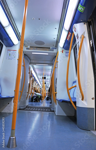 Interior de un vagón de metro, underground