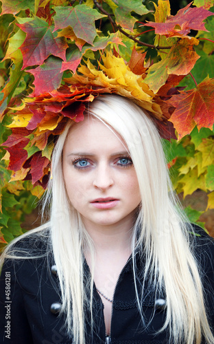 Herbstelfe mit blonden Haaren