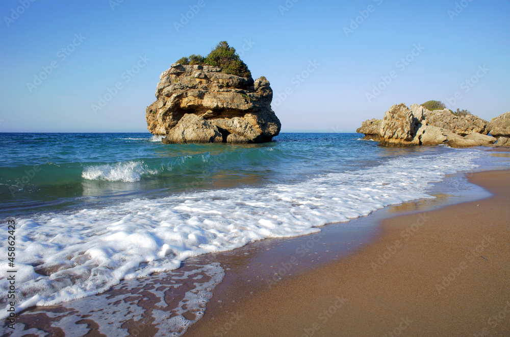 Skałki przy plaży, grecka wyspa Zakynthos Skałki przy plaży, grecka wyspa Zakynthos
