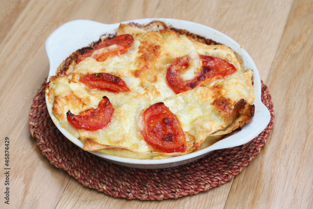 piatto di lasagne su tavolo di legno piatto di lasagne su tavolo di legno